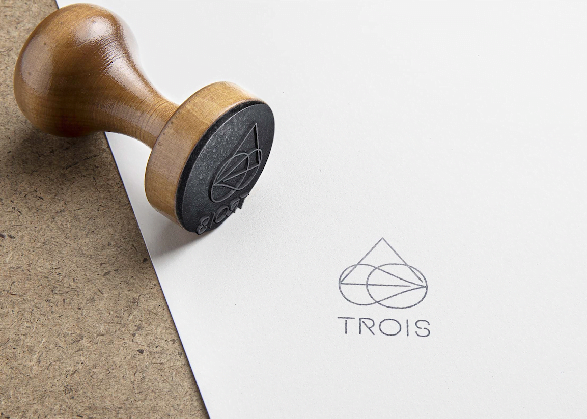 「Trois Café」簡約logo設計：幾何圖形象徵品牌的意義。