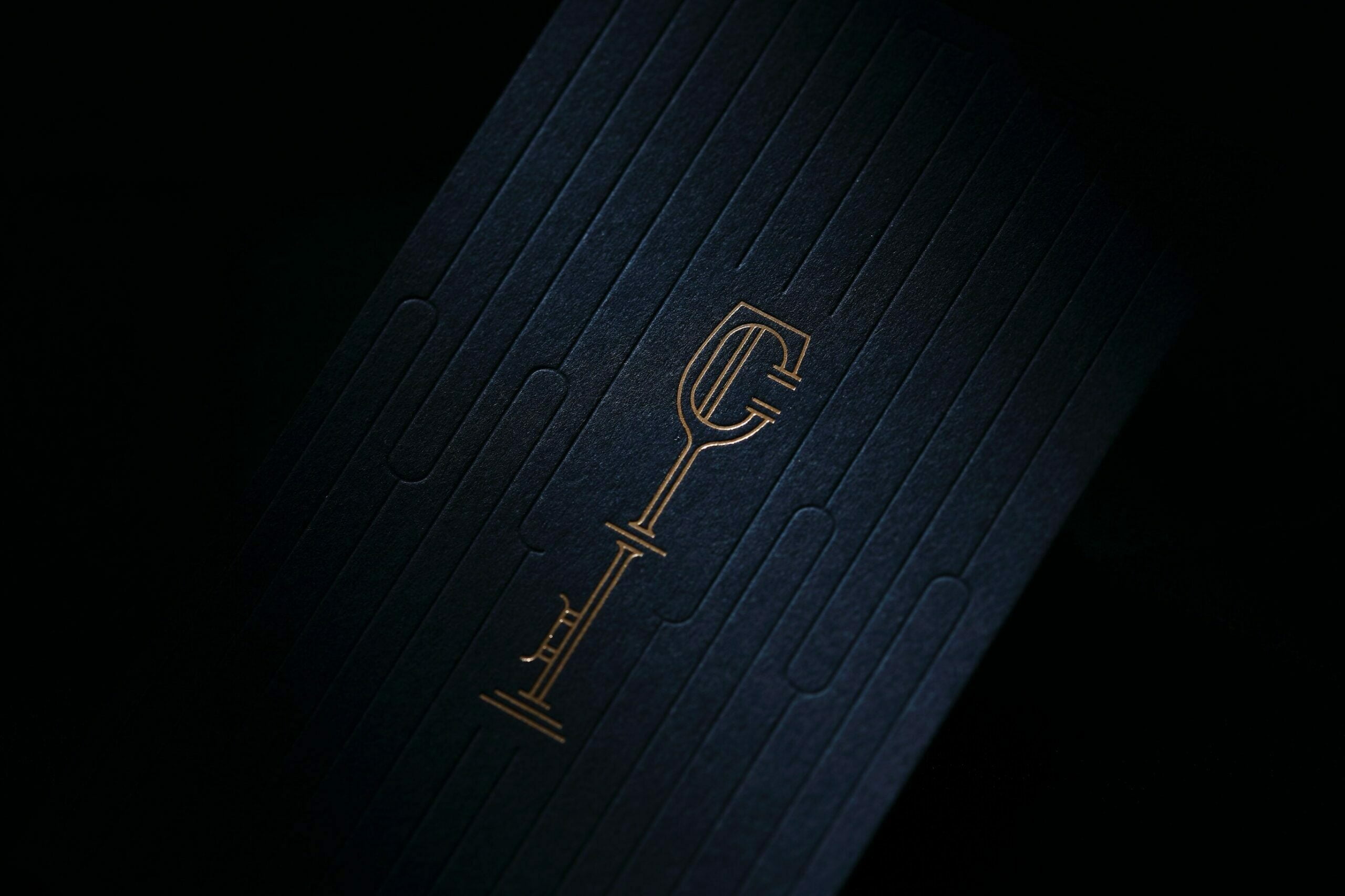 logo設計將CRU的‘’C‘’與葡萄酒高腳杯結合，一把獨特的鑰匙應運而生